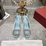 出厂 Rogervivi2025春夏新款Rv女鞋Bellvivier系列丝缎高跟中空凉鞋本款凉鞋以丝缎匠艺制成. 辉映品牌水钻.方扣美学亭亭而立. 尽显维维亚优