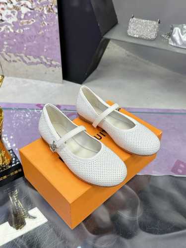 工厂p价p louis Vuitton 路易威登春夏 单鞋系列 联名玛丽珍时装平底鞋 春夏秀场出镜率最高的一款单品 超多名模上脚 简约大方非常百搭 鞋面 采用原