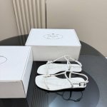 厂价 prada 普拉达25Wf春夏新品凉鞋 简约即时髦 松弛的高级感 感受夏日感高级穿搭~ 面料采用原版定制皮料 内里垫脚均为混种羊皮 意大利进口牛皮大底 s