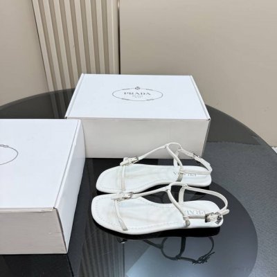 厂价 prada 普拉达25Wf春夏新品凉鞋 简约即时髦 松弛的高级感 感受夏日感高级穿搭~ 面料采用原版定制皮料 内里垫脚均为混种羊皮 意大利进口牛皮大底 s