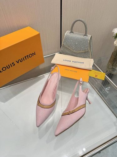 Louis Vuitton 2025官网早春系列 完美楦型 尖头新品 官网同步更新 小尖头搭配镂空皮条小方扣可调节松紧 lv五金 Logo 饰以点缀 细节感拉满