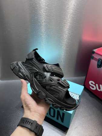 Triple S 20Ss Tra 凉鞋 爆款来了 爆款推荐高品质 凉鞋采用原版发泡大底舒服防滑耐磨最高版本情侣款 35-45 - 点击图像关闭
