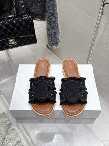 celine 塞琳 2025Ss 春夏新款拖鞋 凯旋门英伦风平底微标拖鞋 简约大气时髦 耐看不过时 是时尚圈永不退潮的经典所在，复古的英伦风格，让你穿出不一样的
