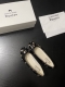 P：350 Marine Serre与Repetto的梦幻联名 将法式优雅与先锋设计完美融合。这双平底鞋，简约鞋身缀满标志性月牙印花，俏皮蝴蝶结增添灵动。上脚瞬