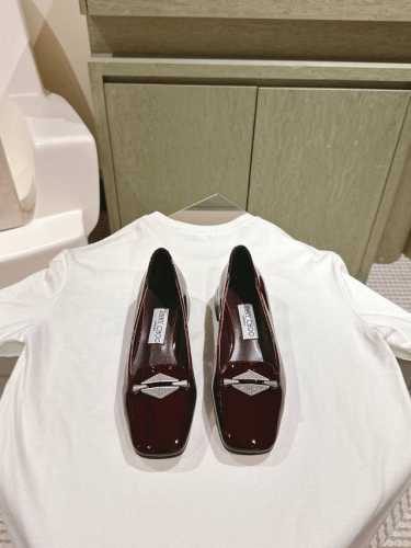 Jimmy Choo 小羊皮单鞋上新 超赞周仰杰24春夏系列 重逢惊艳 优雅邂逅 碰撞之美 时尚国外博主同款街拍推荐 造型大胆别致满分街拍 小羊皮鞋面 搭配真皮