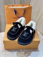 毛里版本 路易威登lv louis vuott on fw24 new arrival～秋冬最新款毛毛拖鞋～ 这双毛拖也是好好看！皮质的就是非常高级呀！！搭配秋