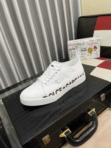 出厂价： 新品dolce&Gabbanadg高端男士运动休闲鞋。顶级专柜原单货。 原版进口牛皮 多种材质拼接设计进口牛皮内里 牛皮垫脚原版tpr弹力大底。 Si