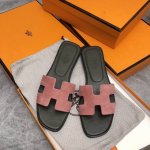 2025- Herme S Ss25 New Arrival～ H家经典Oran拖鞋 25新配色 配色好丰富，其中牛仔色两色、裸色、翡翠绿配黑、紫色都是今年爆款