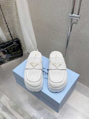 Prada 普拉达2025春夏新款厚底凉鞋 三角扣面包包头半拖鞋 最新走秀系列 经典升级 舒适度与时髦度并存 每个颜色搭配都好看，设计搭配不同风格需求鞋面：原版
