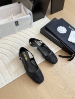 chanel 25C新品网面单鞋 原版1:1复刻 经典中的经典 无论搭配裤装还是裙装都是完美 小圆头的设计很好的修饰脚型 小仙女们必备！ 鞋面采用进口网面 内里