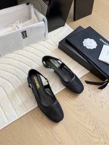 chanel 25C新品网面单鞋 原版1:1复刻 经典中的经典 无论搭配裤装还是裙装都是完美 小圆头的设计很好的修饰脚型 小仙女们必备！ 鞋面采用进口网面 内里