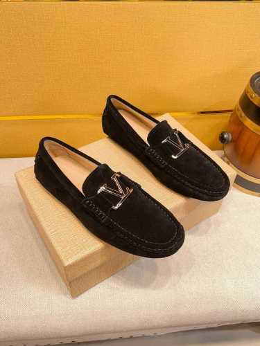 Louis Vuitton Lv豆豆鞋系列，每一步骤均紧随原厂工艺技术流程制作出货，选用皮料均是进口牛猄 磨砂皮+猪皮内里+品牌大扣，版型设计奢华大气，完美诠释