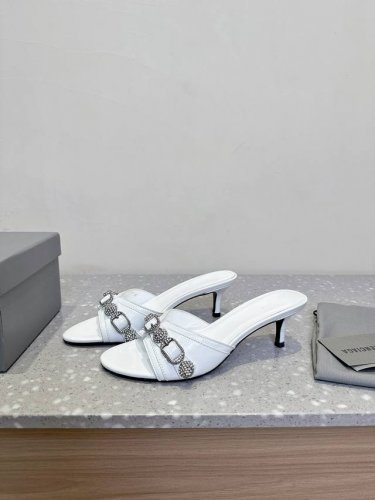 钻扣 Balenciaga 巴黎世家 25Ss春夏新款 金属 铆钉 拖鞋 这双Cagole拖鞋鞋型是淑女拖鞋上面的铆钉又超级朋克街头简直太别致了 Ins爆款 鞋