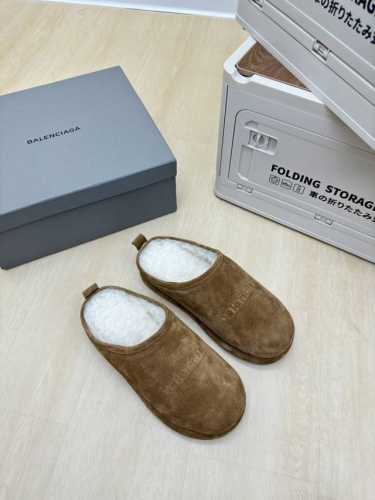 BALENCIAG 私家开模 毛毛拖 棕色牛反绒皮 顶级版本 全部对版材料 继续着demna式的对主流华丽时尚的反叛态度 定制级别牛反绒皮 透染工艺 大logo