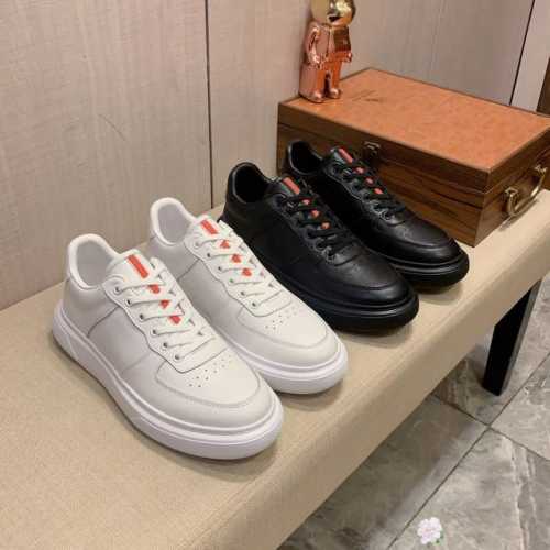 新款: 厂价: 普拉达PRADA* 最新爆款休闲鞋，顶端品牌奢侈～代购，顶级～质量。鞋面選用进口透气牛皮搭配材质透气羊皮垫脚 精细做工。原版个性时尚柔软橡膠耐磨