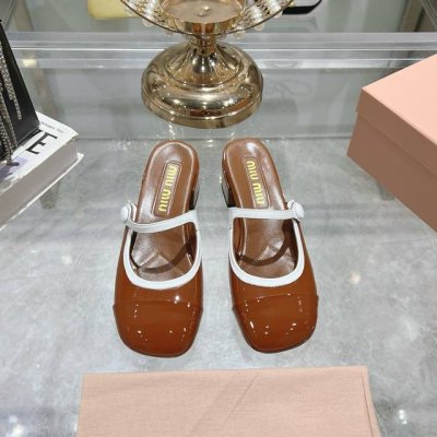 出厂330Miumiu 缪缪25Ss春夏新款玛丽珍半拖鞋 Miu家个性设计非常百搭. 拼色的设计个性不张扬上脚果然更惊艳~而且高度也太适合我了. 穿着不累脚。