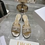 春夏新款Dior D-Lane 迪奥圆头露趾拖鞋 这款 D-Lane 凉拖彰显经典风格 鞋面采用电绣工艺外加蝴蝶结珍珠点缀特别小女人 彰显时尚气质 加垫皮革内底