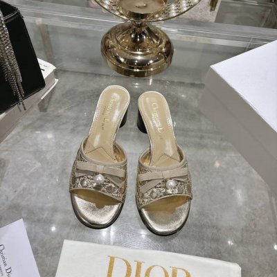 春夏新款Dior D-Lane 迪奥圆头露趾拖鞋 这款 D-Lane 凉拖彰显经典风格 鞋面采用电绣工艺外加蝴蝶结珍珠点缀特别小女人 彰显时尚气质 加垫皮革内底