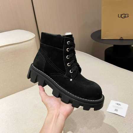 UGG。 最高版本官网雪地靴款式百搭时尚： 面料：进口磨砂牛皮 内里和垫脚：澳洲进口纯百分之百的全真羊毛 大底：原版开模橡胶底.超级防滑.轻便. 码数：35:4 - 点击图像关闭
