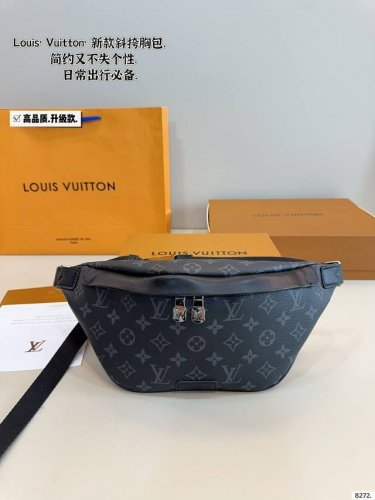 配礼盒 Lv 路易威登 胸包送男朋友专属酷酷酷 此款Discovery腰包由Monogram Eclipse帆布制成,兼具休闲时尚气质与现代功能性。造型符合人体