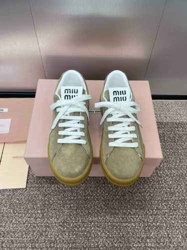 工厂价 Miumiu 2025春夏高定系列走秀新款系带休闲运动小白鞋 缪缪明星同款字母Logo厚底圆头拼色滑板女鞋 材质 鞋面进口小牛皮 进口羊猄皮+水染羊皮内