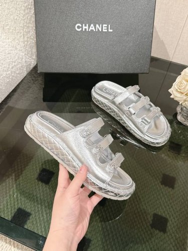 25C 春夏经典款 沙滩鞋全网爆爆爆 专柜最新款 上脚依然让我心甘情愿剁手入 购入手才会知道它的时髦 人气爆款必须得有它排名 四季搭配都无敌了 各种博主 网红范