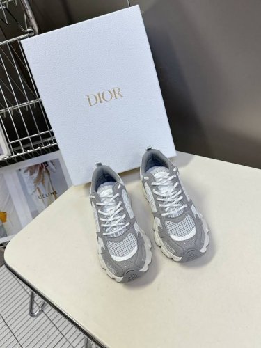 Dior迪奥Chrono系列运动鞋 太古汇Rmb11870购入开发 这款Dior Chrono运动鞋延续经久不衰的轮廓 采用网纱精心制作 所以上脚会特别的舒服哦
