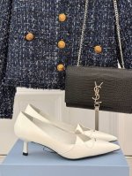 厂价 PRADA 普拉达25走秀尖头猫跟单鞋必须夸一下这双小猫跟挺高级的 酷中带点小性感！鞋面采用进口开边珠牛皮内里垫脚进口小羊皮 意大利进口牛皮大底跟高：5.