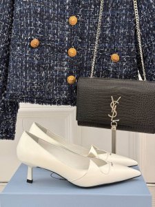 厂价 PRADA 普拉达25走秀尖头猫跟单鞋必须夸一下这双小猫跟挺高级的 酷中带点小性感！鞋面采用进口开边珠牛皮内里垫脚进口小羊皮 意大利进口牛皮大底跟高：5.
