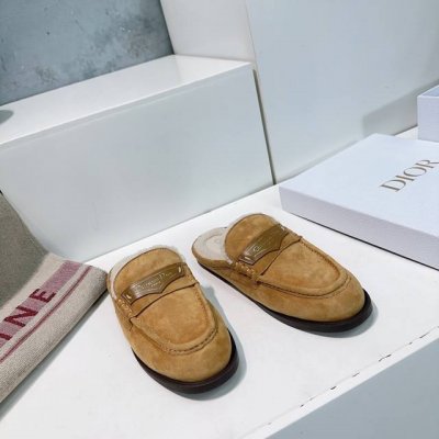 高品质出厂毛拖 ！顶级品质 Dior迪奥2024ss秋冬新款女鞋 CD字母logo穆勒鞋懒人羊羔毛保暖包头半拖！进口细腻羊京面料搭配上标志性的品牌金属logo徽