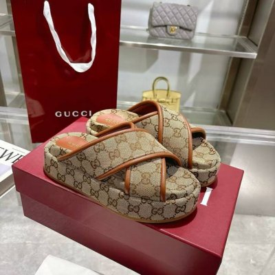 女士新款 Gg 交叉鞋面 厚底凉拖鞋 标志性的古驰标志和精致图案以当代方式重新诠释，用于最新的古驰系列。这款楔形凉鞋采用Gg帆布制成，以标志性的轮廓为特点。 米