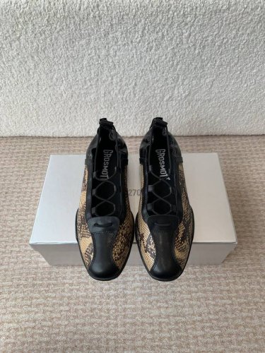 春霞新款27Quai 25Ss 走秀款德训 拳击鞋 休闲鞋 设计理念源于拳击鞋和芭蕾舞鞋两者的结合，动感而柔美～体现了纯正的运动元素和混合的魅力 从柔和的粉彩到