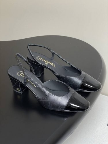 Logo滴胶 25Fw新款Chanel小香最新滴胶后空Sling-Back凉鞋平底 粗跟 sling-Back于1957年问世,之后Two-Tone设计成为Ch