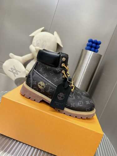 LV踢不烂的联名款确认发售 Louis Vuitton x Timberland靴子。 这双鞋整体还是以Timberland 畅销的大黄靴为原版，再在鞋面上通