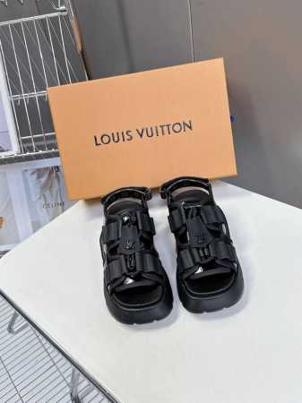 louis Vuitton 路易威登 Maya Flatform 凉鞋 本款 Maya Flatform 凉鞋选用光滑牛皮革，令宽幅鞋带穿梭于皮革鞋舌之间，再以 - 点击图像关闭