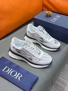 商品名称：Dior 迪奥 正规码数: 38-44 休闲鞋 商品材料：精选 牛皮鞋面，舒适羊皮内里；原厂特供大底；