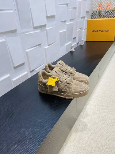 顶级版本 lv 路易威登L家 驴牌 Trainer系列 情侣款 休闲 运动鞋 滑板鞋 原版购入开发 做货 本款Lv Trainer 运动鞋为正绒面牛皮革鞋身压印