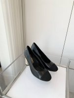 小香2025春季新品 ～小香高跟凉鞋！同原版1：1复制！非市场普通版本。面料：牛皮内里：羊皮跟高：8.5cm码数：35-39 40定做不退换 编号605