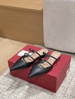 工厂p价p 顶级版本 代购品质 原版开发 Valention 华伦天奴穆勒拖鞋 V家小铆钉尖头平底凉拖鞋 Vt专柜最新Vlogo系列 重工打造经典高跟鞋 顶级版