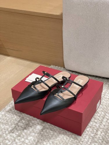 工厂p价p 顶级版本 代购品质 原版开发 Valention 华伦天奴穆勒拖鞋 V家小铆钉尖头平底凉拖鞋 Vt专柜最新Vlogo系列 重工打造经典高跟鞋 顶级版