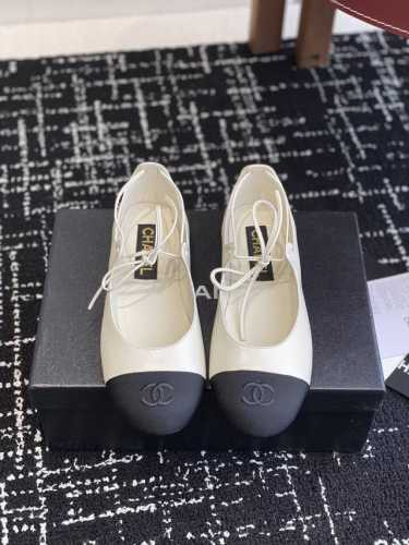 代购级390 Chanel小香 25Ss 春夏鞋头电绣双C Logo点缀，宛如女神脖子上的项链，上脚包裹性非常好，上脚跟显瘦，真的是超级精致！ 复古的玛丽珍太对