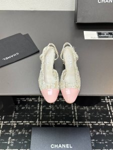 chane+L 经典Slingback 小香后空凉鞋 就像Coco香奈儿女士说的：流行稍纵即逝，但风格永存！这双后空鞋就是香家经典中的经典！双色搭配，简约精致，