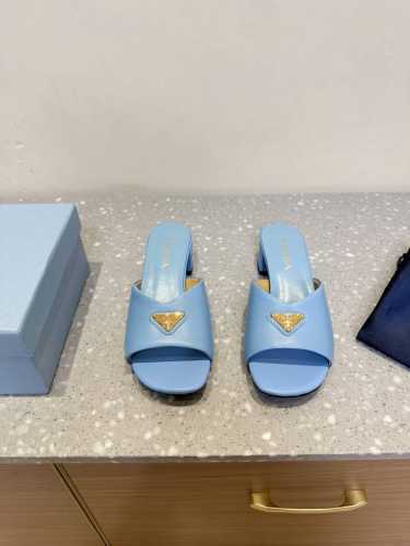 prada 普拉达 25Ss春夏新款 三角标 方头 粗跟 拖鞋 这是夏天必入款，脚感轻盈柔软细腻 舒适度极高 随意搭配 鞋面：采用原版进口牛皮 内里垫脚：羊皮