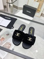 橙子出厂价p Chanel 香奈儿春夏新款 经典书包扣翻盖平底拖鞋 金属扣菱格凉拖 颜色：黑色真丝绒 码数：35-42