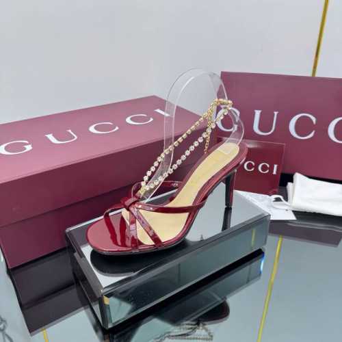 出厂价Pp Gucci 古奇2025夏季新品细跟水晶链条凉鞋 高跟字母Logo吊坠链条露趾优雅气质凉鞋，鞋柜必备款 原版套楦 高端品质 这款凉鞋采用漆皮 金属皮