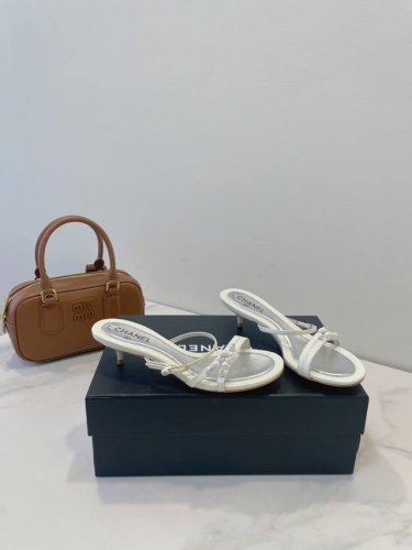 Chanel 小香 珍珠公主鞋 是时候给自己添一双既舒适又时尚的新款 无论是搭配裙装还是裤装 都能轻松驾驭 展现你的时尚品味 面料材质 订制皱纹牛皮 内里垫脚羊