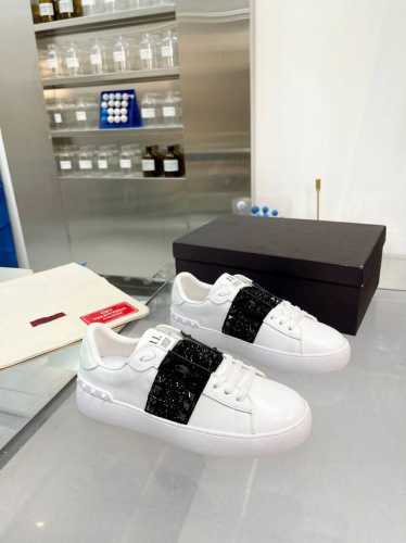 VALENTINO 华伦天奴运动鞋21ss新款字母板鞋小白鞋绑带运动鞋张艺兴同款铆钉系带休闲鞋运动鞋 市面最高版！所有细节与原版一致，购买原版1比1复刻 材质：