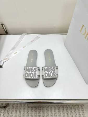 平底 中跟 代购级别！ 2024新款迪奥miss Dior 系列平底拖鞋，经典上乘美艳力作 Dior专柜最火春夏系列 兼备气质 时尚 经典耐看的设计风格 上脚效 - 点击图像关闭