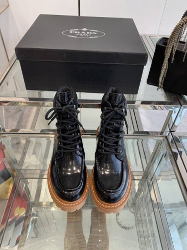 PRADA 普拉达 24ss秋冬走秀款靴子 太古汇原版购入爆拆复刻 鞋子上脚很轻便，走路舒适度都很赞 运用三角标设计风格值得拥有 鞋型韵味超赞，非常有特色的设计