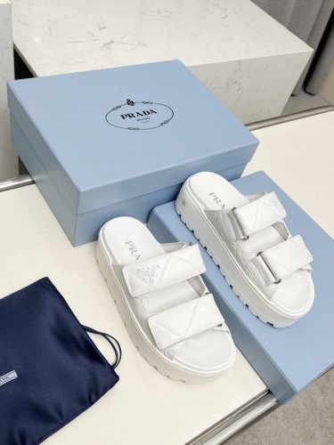 出厂： prada 普拉达春夏新款拖鞋魔术贴凉鞋 最新走秀款，经典升级 舒适度与时髦度并存 每个颜色搭配都好看，设计搭配不同风格需求 鞋面：原版定制牛皮 内里: